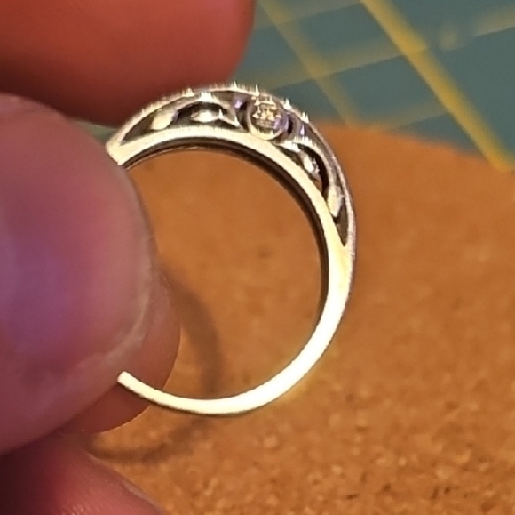 Elegant 18k White Gold NA HOKU Wedding Band w Diamonds SIZE 7 Women's Ring - Picture 3 of 15